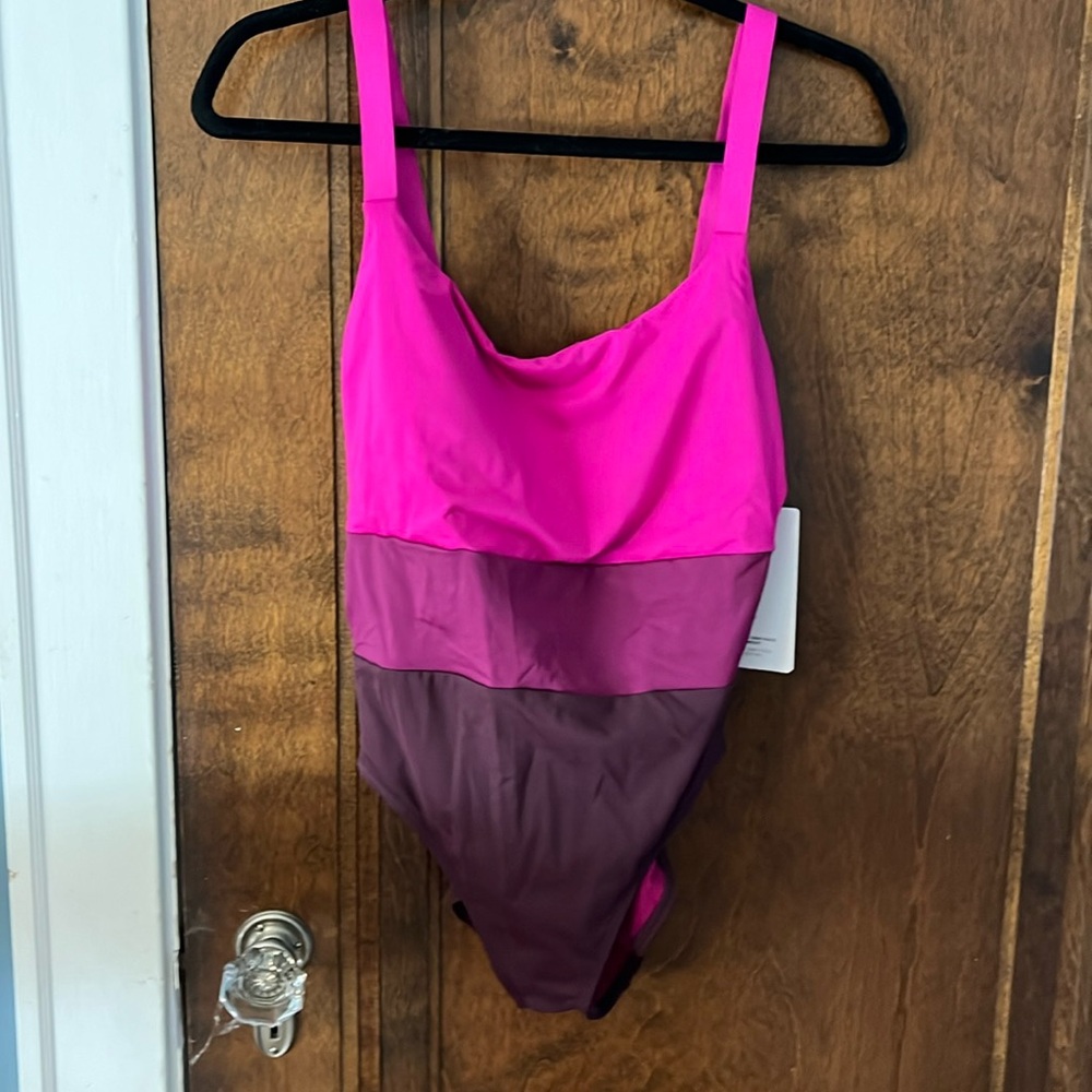Athleta coastline one piece swimsuit. Size small